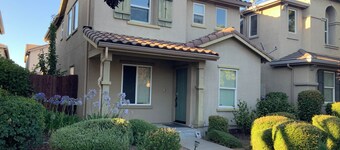 Charming house in enjoyable Sacramento with WiFi, AC,Close to Airport
