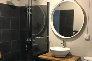 Een douche, een haardroger, handdoeken, zeep