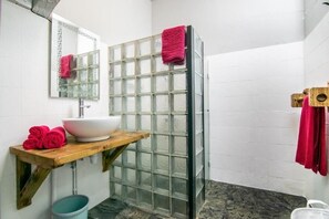 Dusche, Haartrockner, Handtücher, Seife