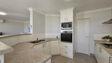 Réfrigérateur, plaque de cuisson, grille-pain, tables à manger