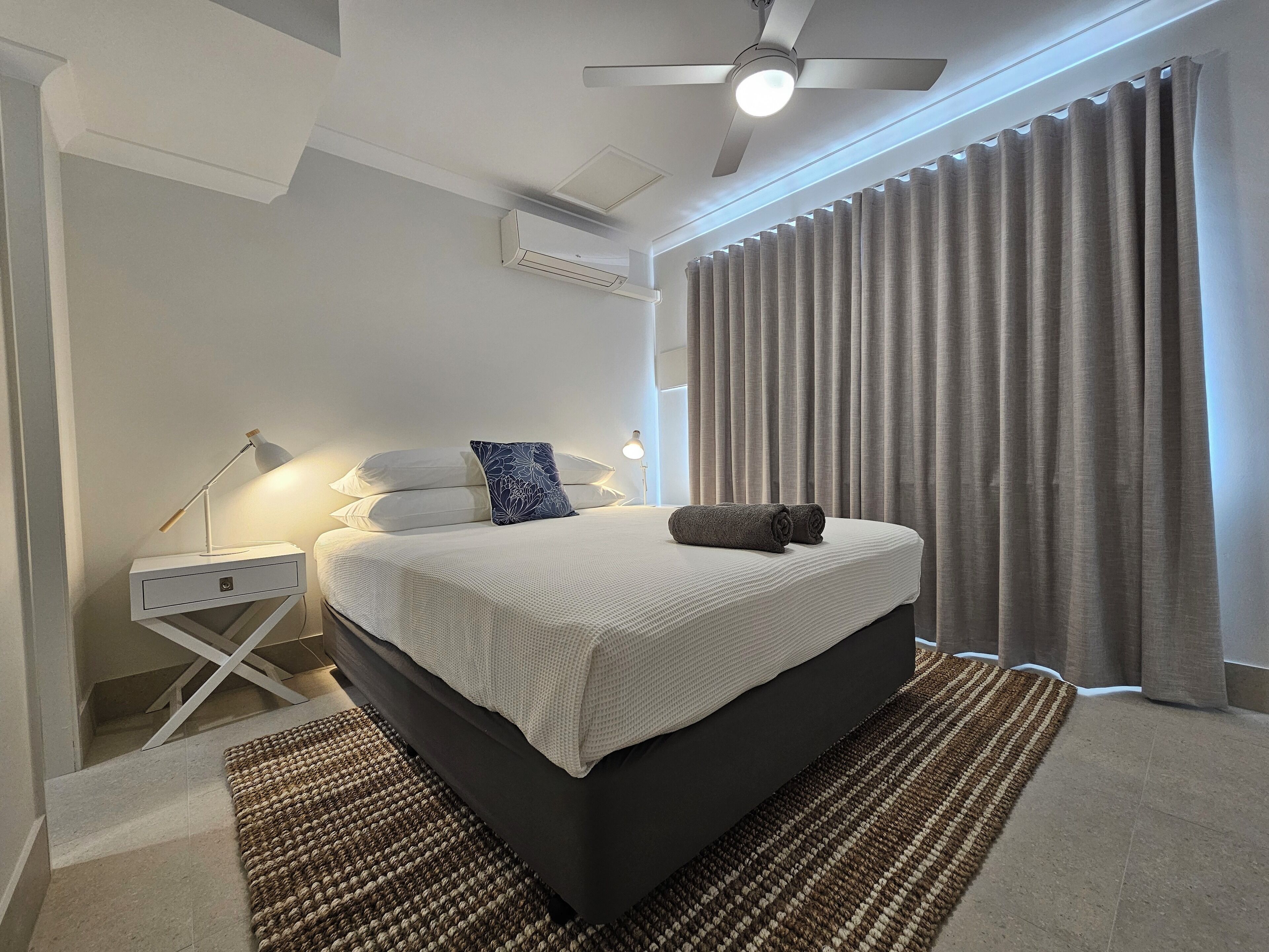 2 عدّة غرف نوم وملاءات أسرّة