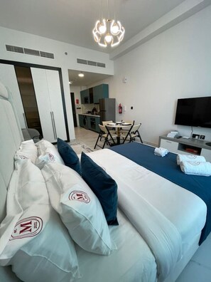 Apartment - Modern Studio With Balcony Views Private Pool (Dubai)