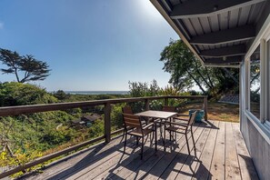 Outdoor dining - Clam Beach Cottage - New, spectacular ocean view stay! (McKinleyville)