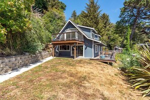 Exterior - Clam Beach Cottage - New, spectacular ocean view stay! (McKinleyville)