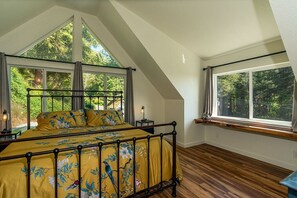 3 bedrooms, desk, iron/ironing board, free WiFi - Clam Beach Cottage - New, spectacular ocean view stay! (McKinleyville)