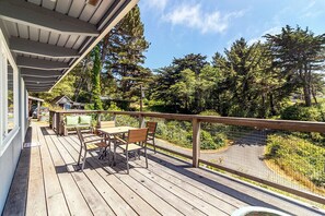 Outdoor dining - Clam Beach Cottage - New, spectacular ocean view stay! (McKinleyville)