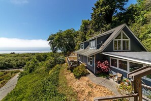 Exterior - Clam Beach Cottage - New, spectacular ocean view stay! (McKinleyville)