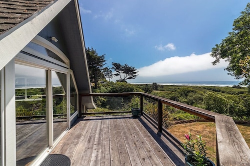 Clam Beach Cottage - New, spectacular ocean view stay!
