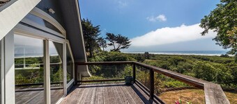 Clam Beach Cottage - New, spectacular ocean view stay!