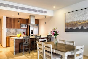 Apartment, 3 Bedrooms, Pool View | Dining room