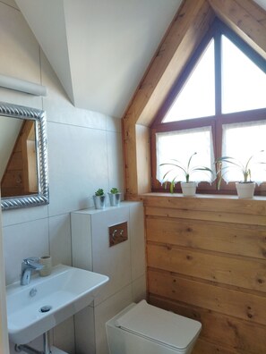 Sèche-cheveux, serviettes fournies, savon, papier toilette