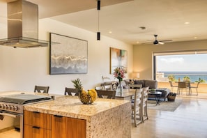 Apartment, 2 Bedrooms, Garden View | Dining room