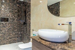 Haartrockner, Handtücher, Seife, Toilettenpapier
