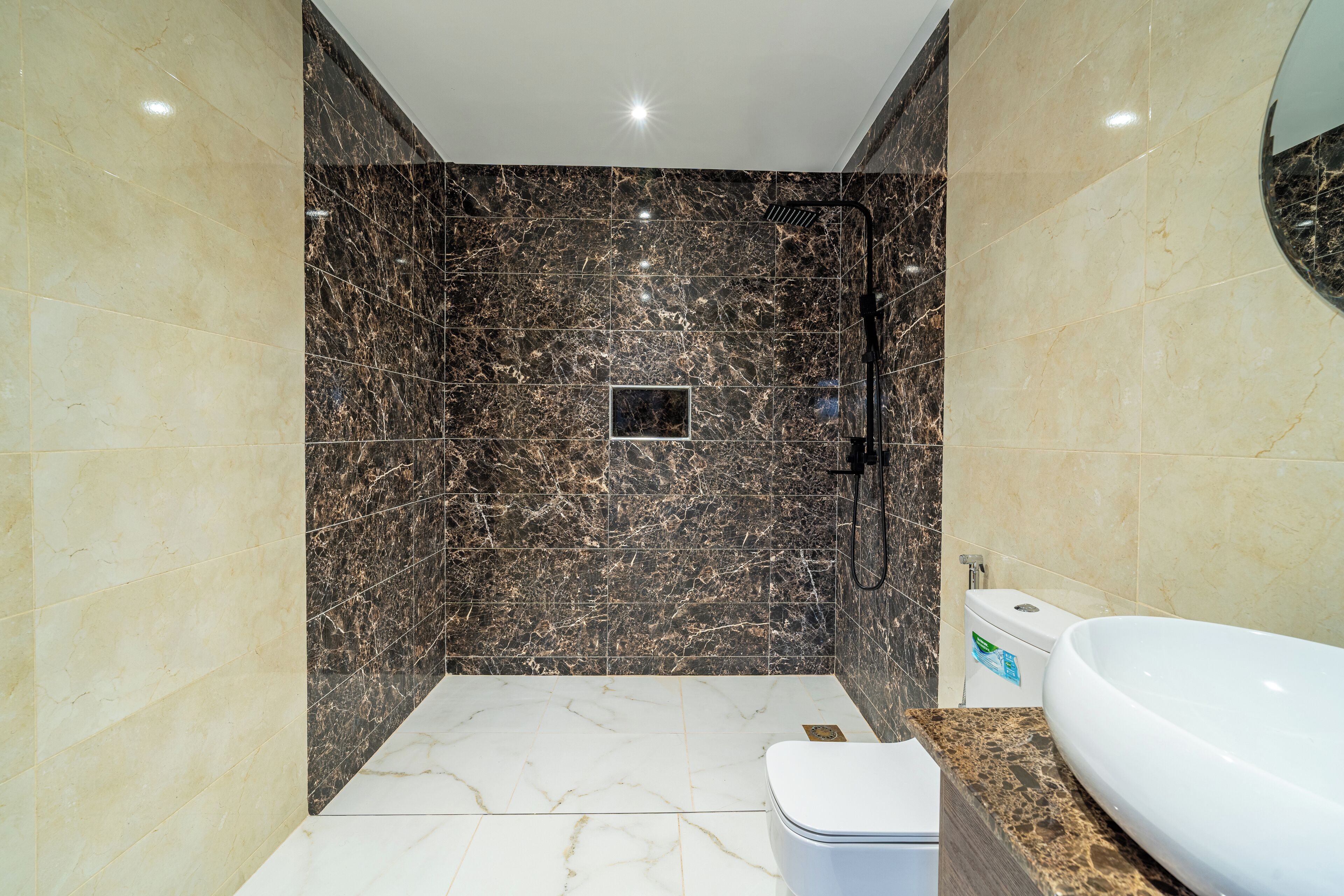 Un baño moderno con ducha, inodoro y lavamanos.