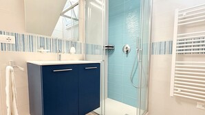 A bathroom with a shower, a mirror, and a towel rack. -  SE192 - Senigallia, new two-room apartment 50 meters from the sea (Senigallia)