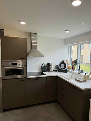 Réfrigérateur, micro-ondes, four, lave-vaisselle