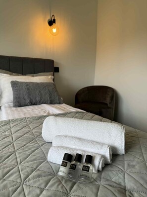 1 habitación, tabla de planchar con plancha, wifi gratis y ropa de cama