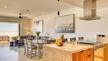 Apartment, 6 Bedrooms | Dining room