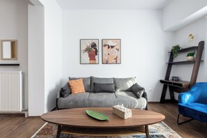 Căn hộ, 2 phòng ngủ, bếp, quang cảnh thành phố | Phòng khách | Smart TV 43-inch có truyền hình kỹ thuật số, dịch vụ stream 