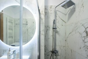 Apartment, 2 Bedrooms, Kitchen, City View | Bathroom | Shower, rainfall showerhead, free toiletries, hair dryer - Alex's 2-Bedroom Apartment in Athens (Athens)