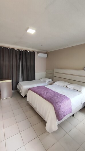 Schreibtisch, Bügeleisen/Bügelbrett, kostenloses WLAN