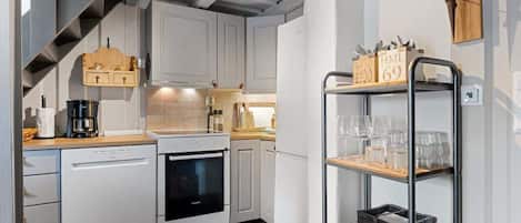 Kylskåp, ugn, spishäll och diskmaskin