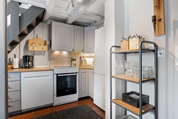 Een koelkast, een oven, een kookplaat, een vaatwasser