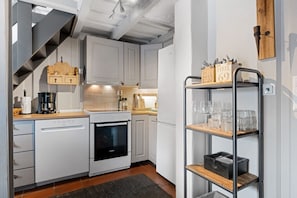 Coffee/tea maker, fridge, oven, stovetop