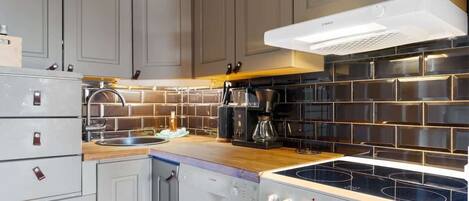 Fridge, microwave, oven, stovetop