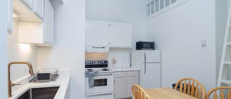 Kondominium, 1 kamar tidur | Dapur pribadi | Lemari es, oven, dan mesin pembuat kopi/teh