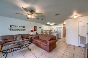 Appart'hôtel, 2 chambres | Coin séjour