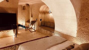 Suite superior | Ropa de cama de alta calidad, camas con efecto memoria y minibar