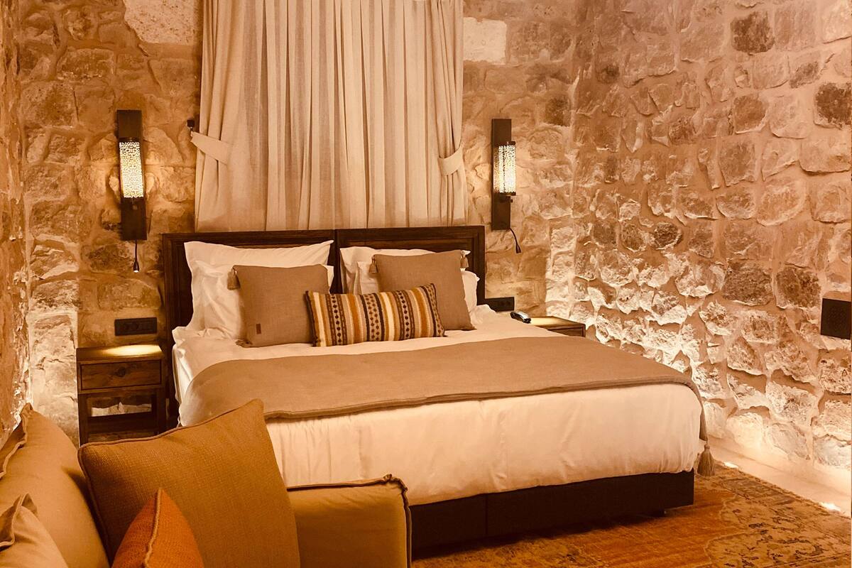 Luxury Suite | In-room safe, desk, laptop workspace, blackout drapes
