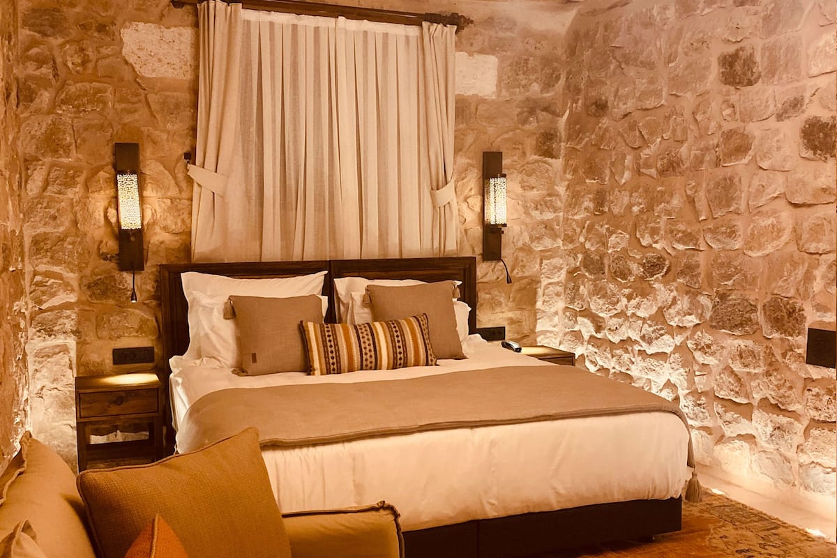 Ropa de cama de alta calidad, colchones con efecto memoria y minibar