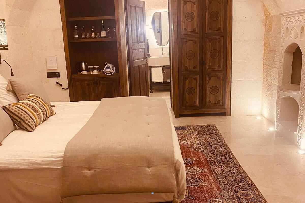 Standard Double or Twin Room, Courtyard View | In-room safe, desk, laptop workspace, blackout drapes