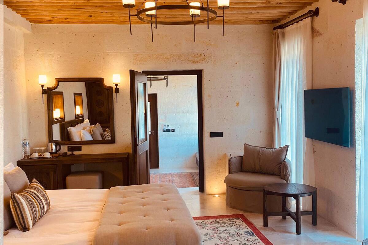 Deluxe Penthouse, Valley View | In-room safe, desk, laptop workspace, blackout drapes