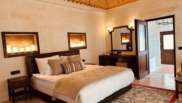 Penthouse Deluxe, vue vallée | Literie de qualité supérieure, matelas mémoire de forme, minibar