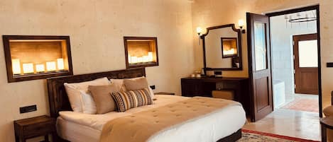 أغطية فراش متميزة وأسرّة بإسفنج يتكيف مع شكل الجسم وميني بار