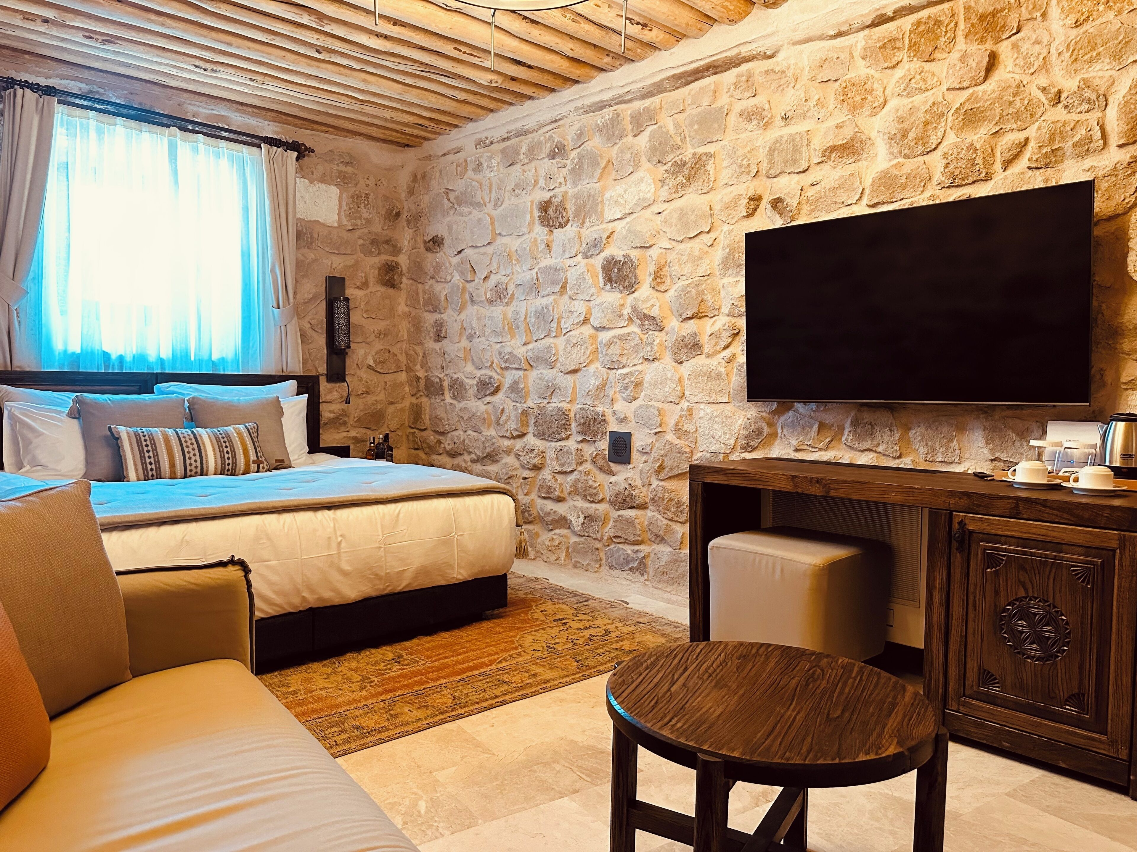 奢华套房 | 高档床上用品、记忆海绵床垫、迷你吧、客  房内保险箱