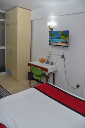 1 bedroom, iron/ironing board, WiFi, bed sheets - Cozy studio in a secure serene neighborhood in Nairobi with WiFi and a gym. (Nairobi)