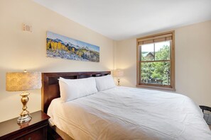 2 bedrooms, Internet, bed sheets - Walk to Gondola, garage parking and multiple hot tubs! (Keystone)