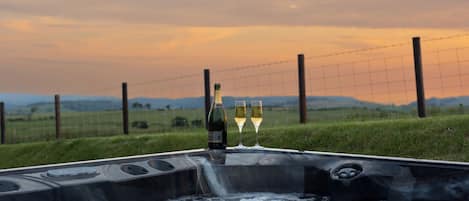 Cottage | Outdoor spa tub