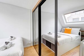 1 chambre, bureau, fer et planche à repasser, lit de bébé portatif