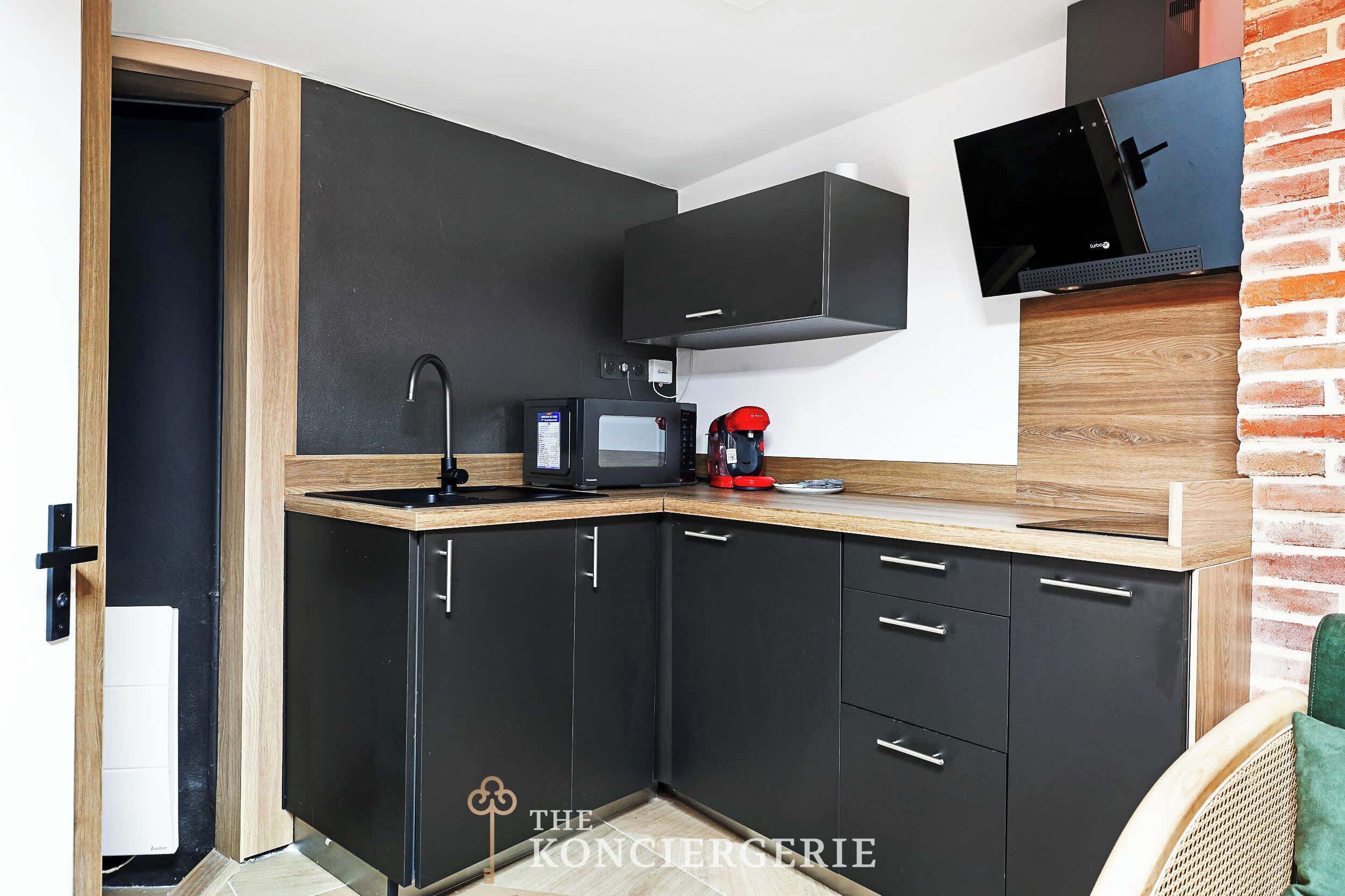 Un four, surface de cuisson, cafetière-théière, grille-pain