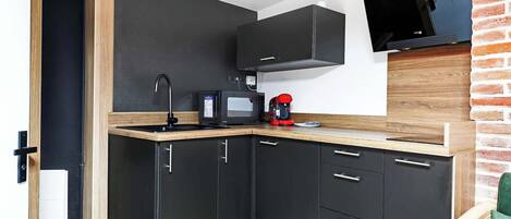 Un four, surface de cuisson, cafetiÚre-théiÚre, grille-pain