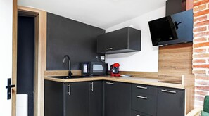 Oven, stovetop, coffee/tea maker, toaster