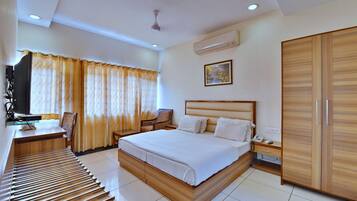 Escritorio, espacio para trabajar con laptop y wifi gratis