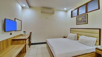 Escritorio, espacio para trabajar con laptop y wifi gratis