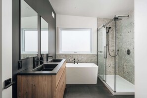 Douche, sèche-cheveux, serviettes fournies