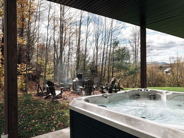Outdoor spa tub